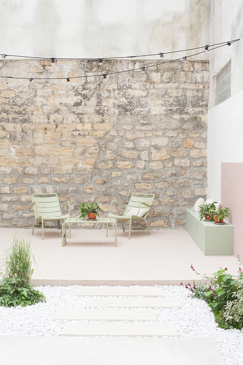 heju courtyard des petits hauts paris france designboom