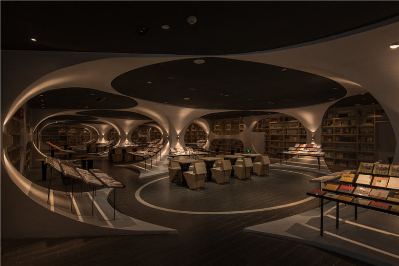 Xl Muse S Black Mirror Glass Reflects Books In Chinese Library
