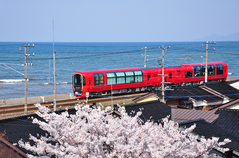 Поезда японии фото ICHIBANSEN/nextstations replaces walls with windows in japanese local sightseein