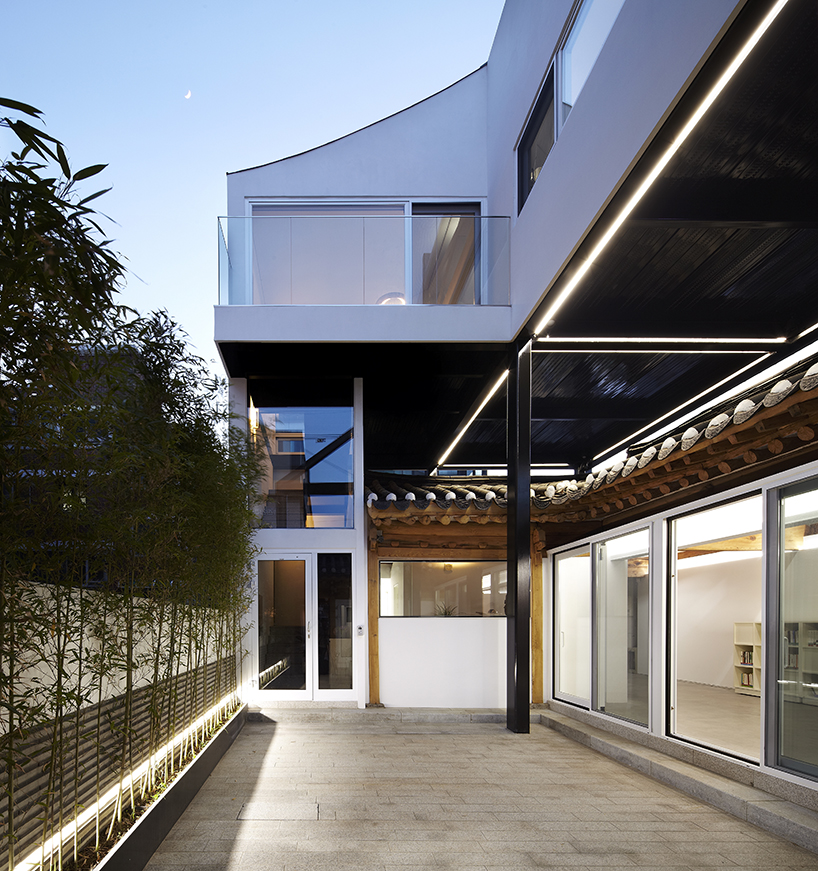 CoRe architects adds vertical extension to traditional korean house in seoul