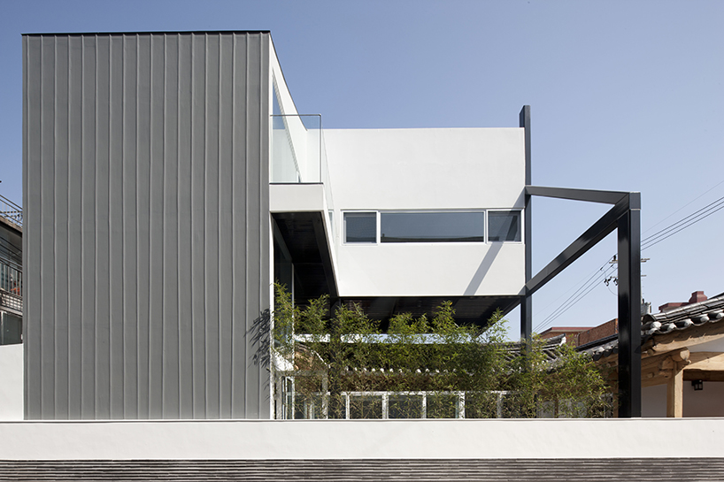 CoRe architects adds vertical extension to traditional korean house in seoul