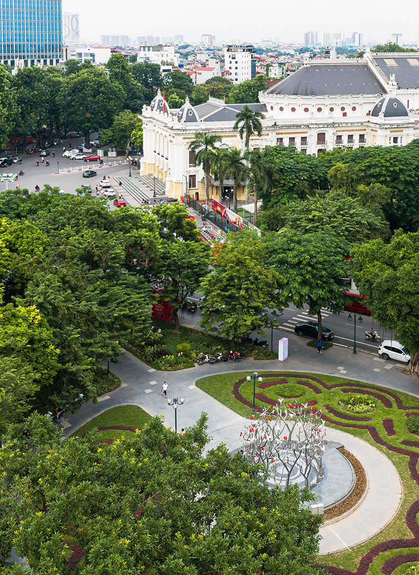 Un anillo de ramas de acero reflejadas forma un bosque resplandeciente en el ámbito público de Hanoi