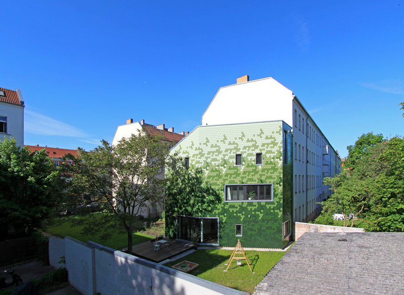 brandt simon architekten schuppen house green tile facade berlin designboom