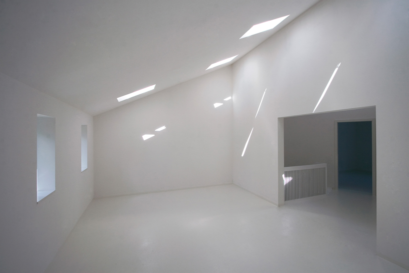 brandt simon architekten schuppen house green tile facade berlin designboom