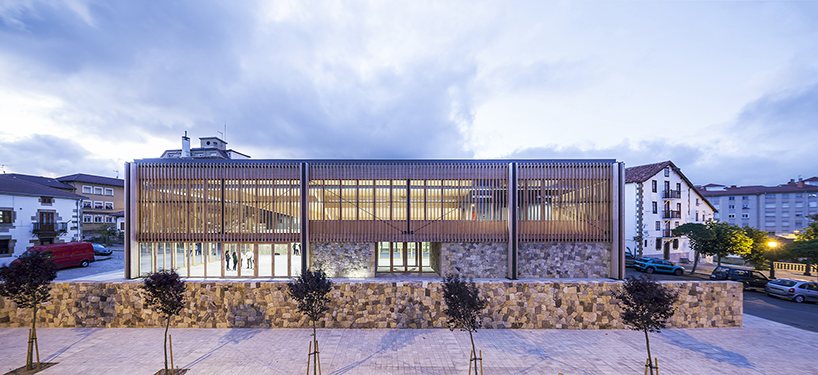 RAW/deAbajoGarcia builds community center in spain as a large timber canopy