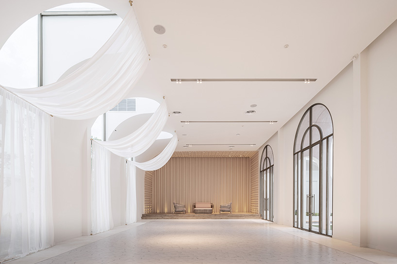 PHTAA forms elegant white arches for aube 'wedding avenue' in bangkok designboom