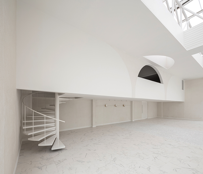 PHTAA forms elegant white arches for aube 'wedding avenue' in bangkok designboom