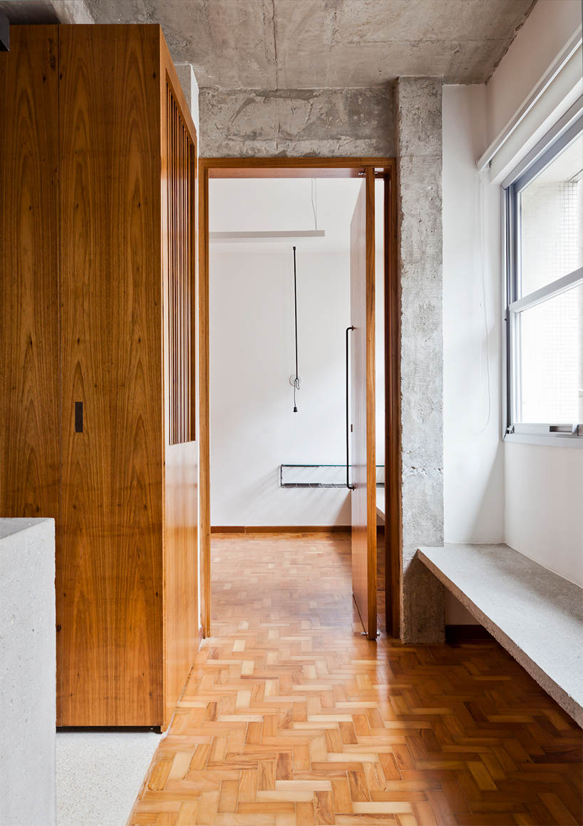 zoom injects fluidity + materiality into apartment in são paulo