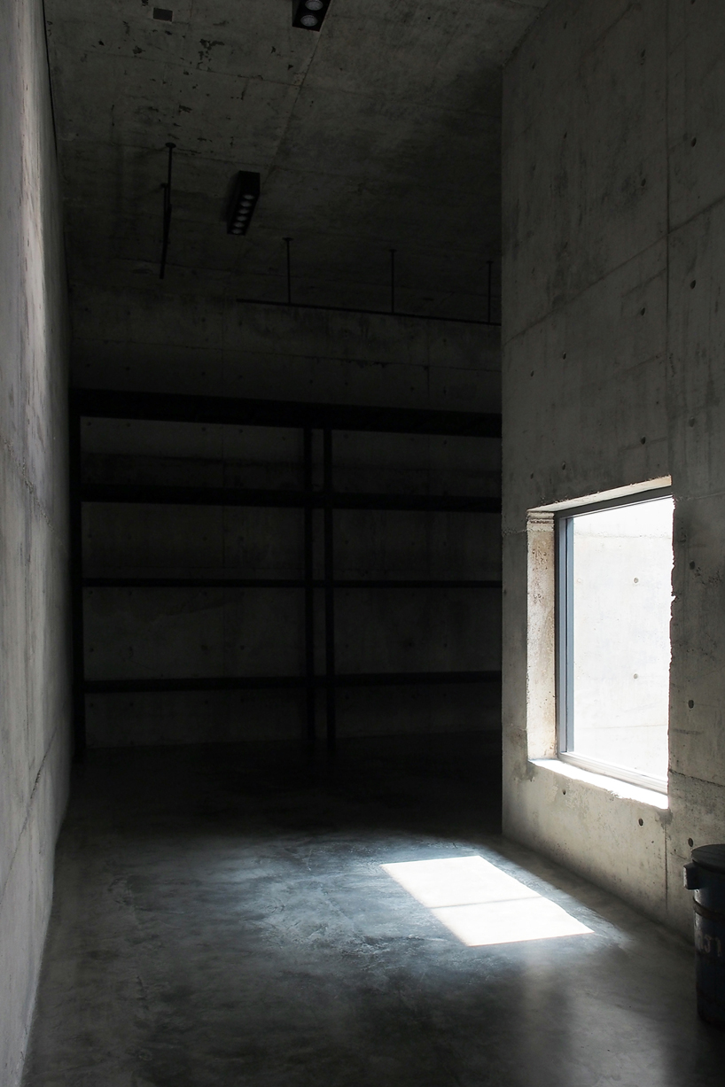 ASWA's solid concrete studio + gallery in thailand is surprisingly sunny