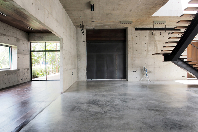 ASWA's solid concrete studio + gallery in thailand is surprisingly sunny
