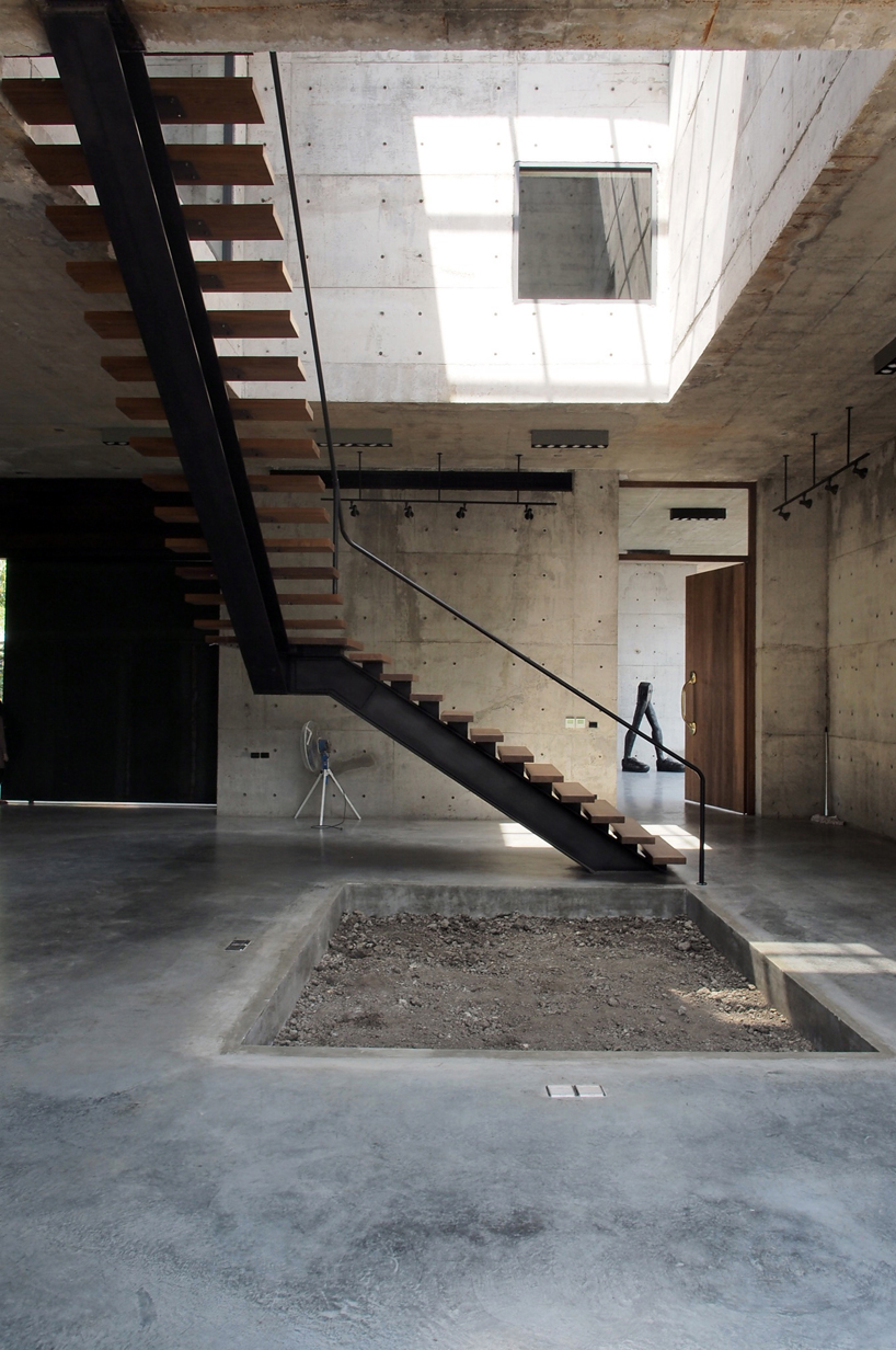 ASWA's solid concrete studio + gallery in thailand is surprisingly sunny