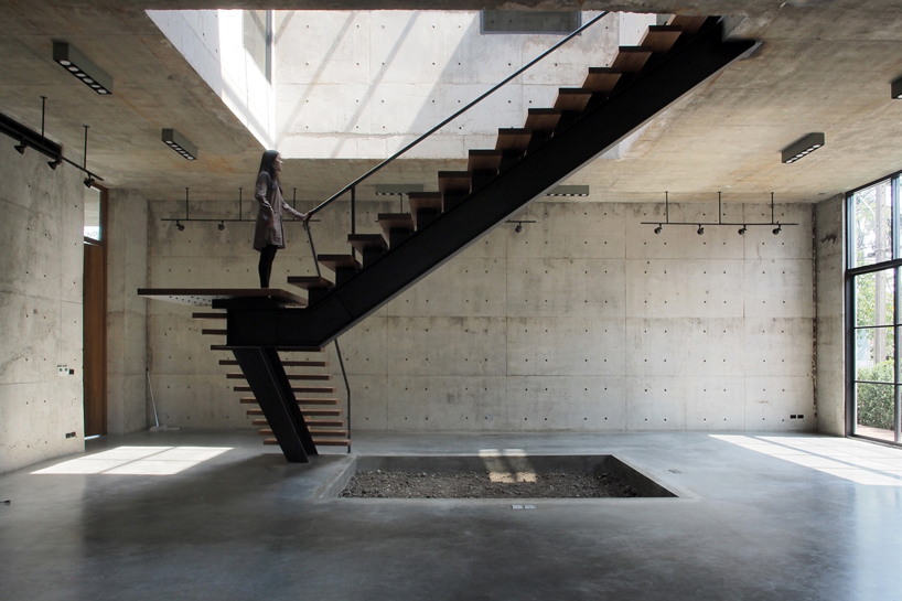 ASWA's solid concrete studio + gallery in thailand is surprisingly sunny