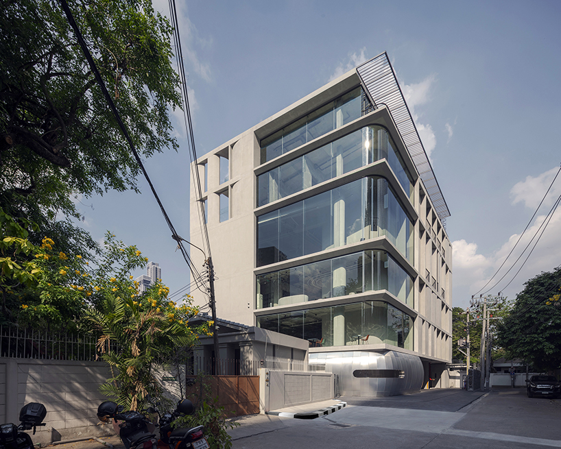 aswa completed a mixed use building in the thonglor area that serves as a golf simulation center and residence 1