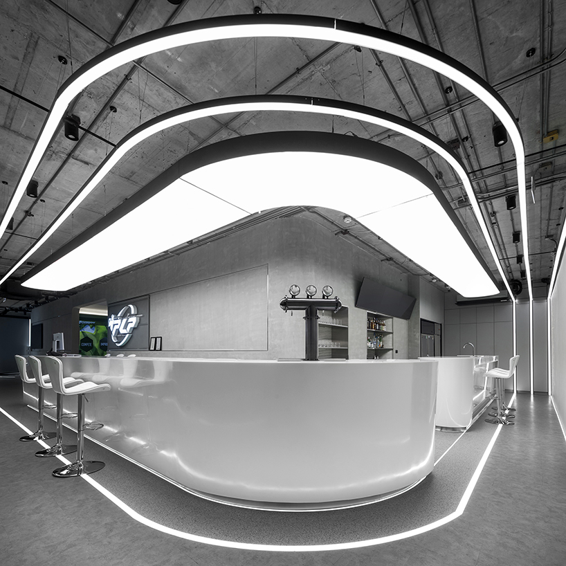 aswa completed a mixed use building in the thonglor area that serves as a golf simulation center and residence 7