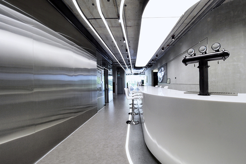 aswa completed a mixed use building in the thonglor area that serves as a golf simulation center and residence 8