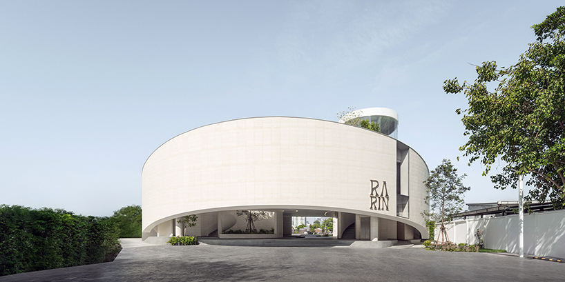The Aswa River Wedding Place forms the continuous curves in the formation of rings in Bangkok