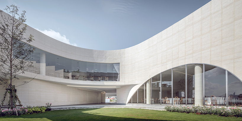 The Aswa River Wedding Place forms the continuous curves in the formation of rings in Bangkok