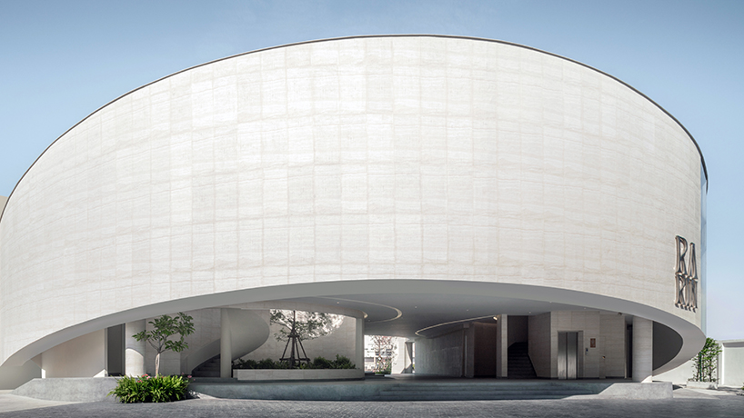 The Aswa River Wedding Place forms the continuous curves in the formation of rings in Bangkok