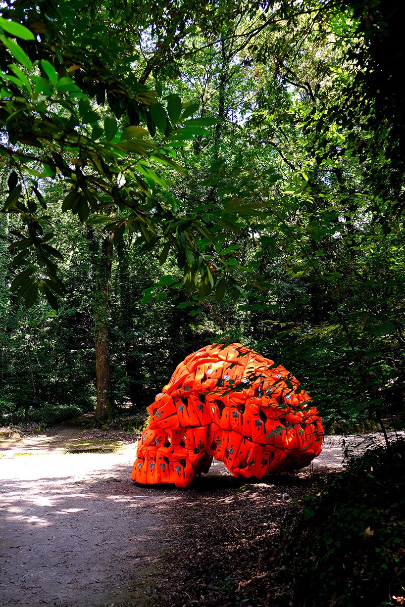 pedro pires sculpts large-scale skull using 140 life vests and rubber from a refugee dinghy