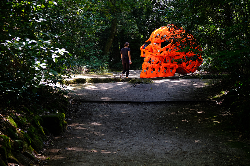 pedro pires sculpts large-scale skull using 140 life vests and rubber from a refugee dinghy designboom