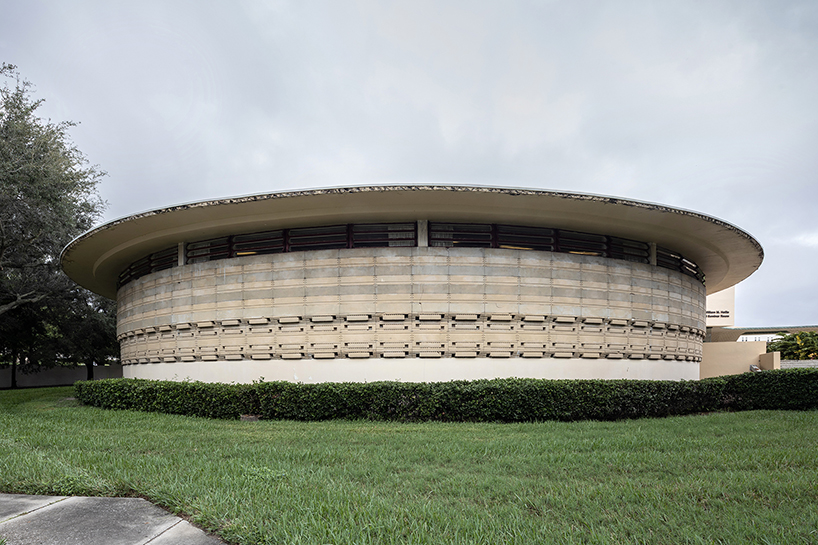 roberto conte photographs frank lloyd wright’s geometric motifs in florida campus - 9
