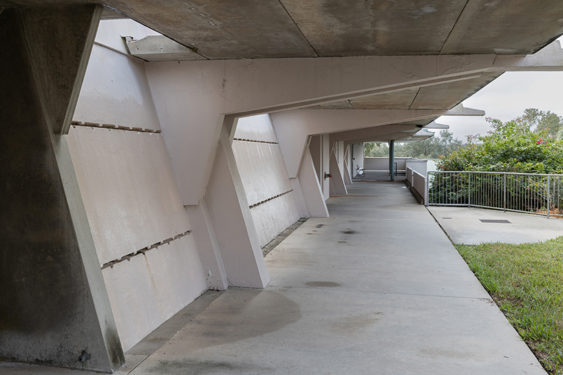 roberto conte photographs frank lloyd wright’s geometric motifs in florida campus - 4