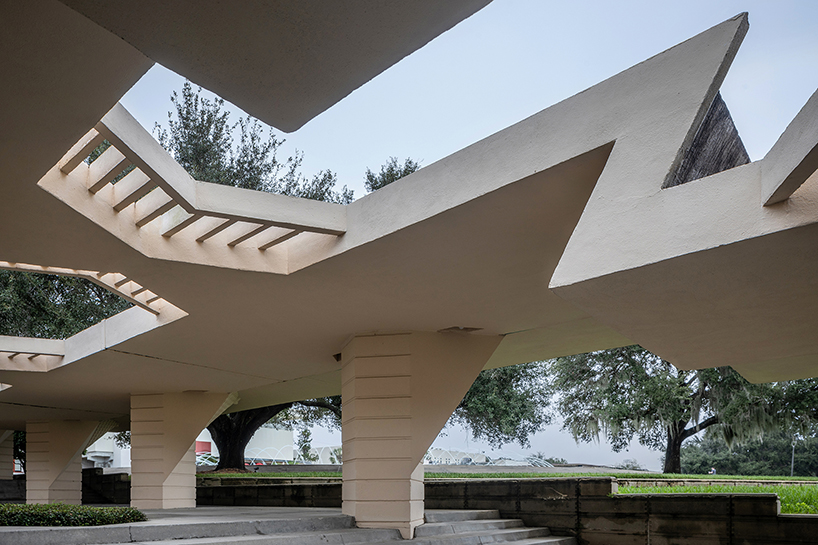 roberto conte photographs frank lloyd wright’s geometric motifs in florida campus - 5