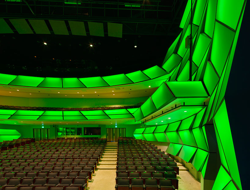 diamond schmitt architects splits 1900-seat theatre into two performance venues