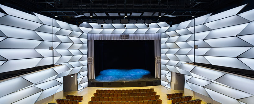 diamond schmitt architects splits 1900-seat theatre into two performance venues