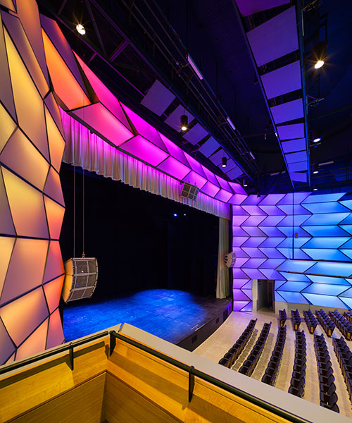 diamond schmitt architects splits 1900-seat theatre into two performance venues