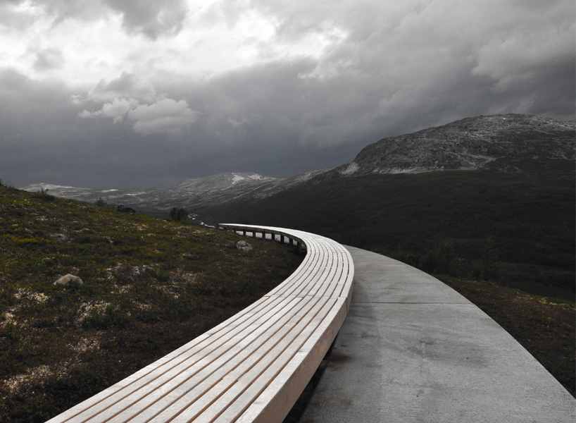 LJB arkitektur builds a 'floating' mountain path + oak bench at vedahaugane, norway