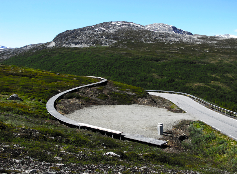 LJB arkitektur builds a 'floating' mountain path + oak bench at vedahaugane, norway