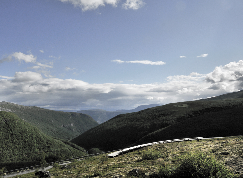 LJB arkitektur builds a 'floating' mountain path + oak bench at vedahaugane, norway