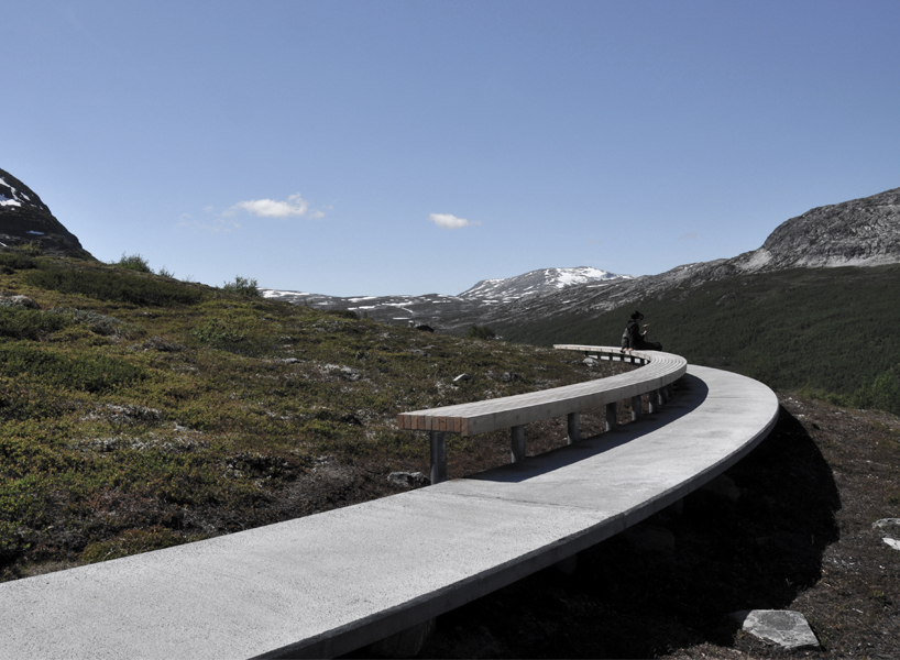 LJB arkitektur builds a 'floating' mountain path + oak bench at vedahaugane, norway