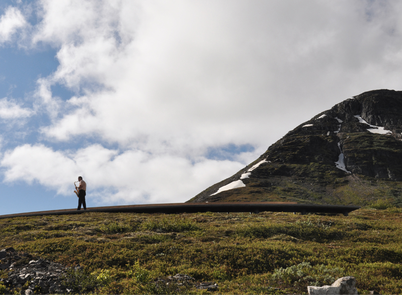 LJB arkitektur builds a 'floating' mountain path + oak bench at vedahaugane, norway