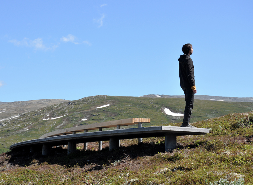 LJB arkitektur builds a 'floating' mountain path + oak bench at vedahaugane, norway