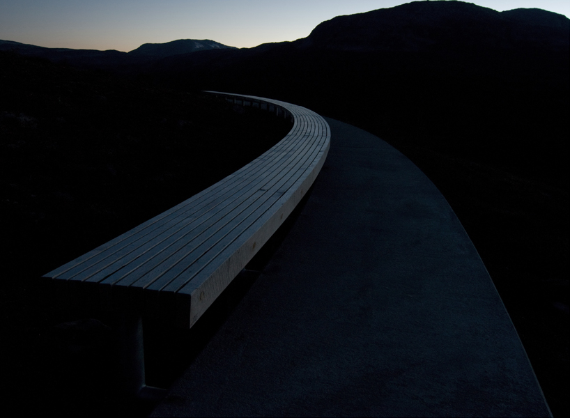 LJB arkitektur builds a 'floating' mountain path + oak bench at vedahaugane, norway