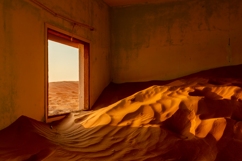 james kerwin captures towns buried in sand for 'uninhabited' photo series designboom