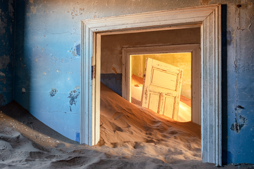 james kerwin captures towns buried in sand for 'uninhabited' photo series designboom