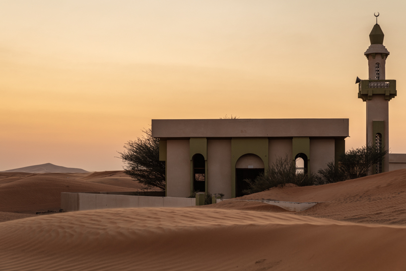 james kerwin captures towns buried in sand for 'uninhabited' photo series designboom