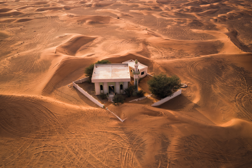 james kerwin captures towns buried in sand for 'uninhabited' photo series designboom