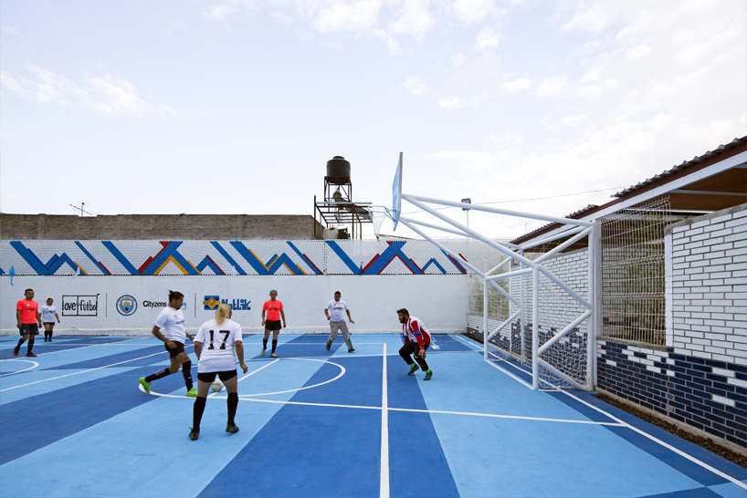 all arquitectura la doce sports court in valle de chalco mexico designboom