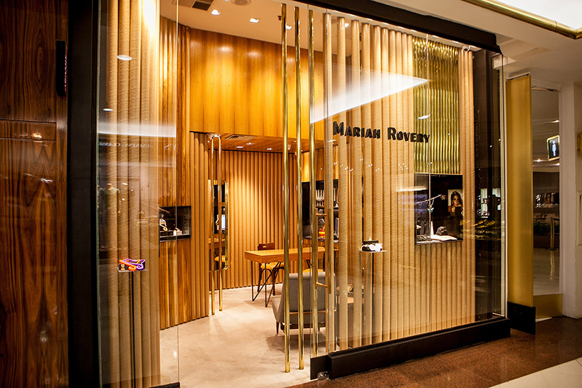 estúdio chão wraps são paulo jewelry store in wood, brass + cardboard