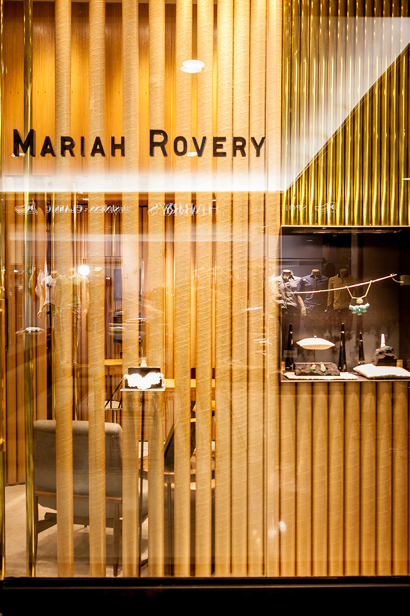 estúdio chão wraps são paulo jewelry store in wood, brass + cardboard