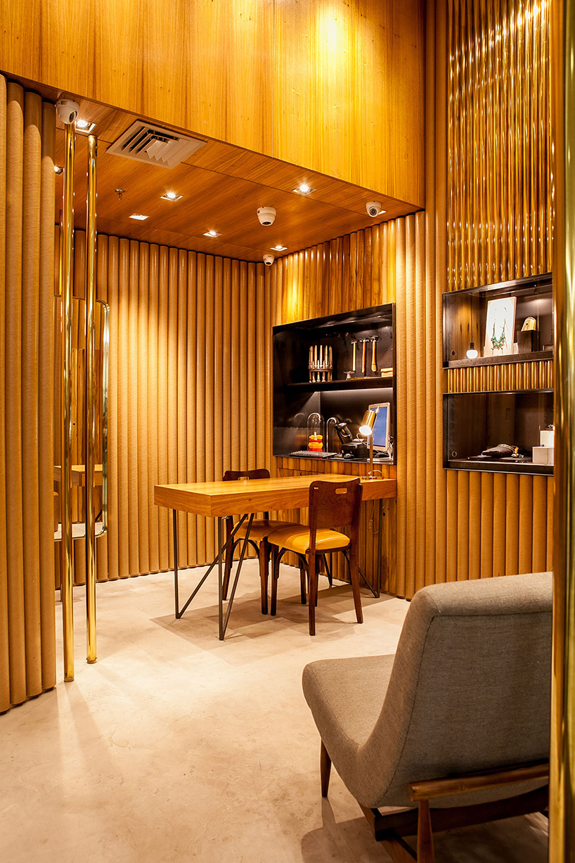 estúdio chão wraps são paulo jewelry store in wood, brass + cardboard