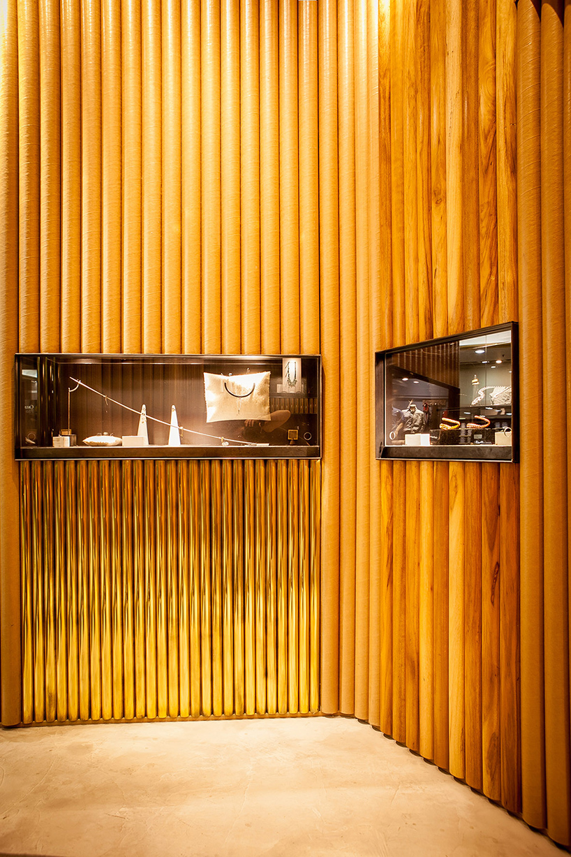 estúdio chão wraps são paulo jewelry store in wood, brass + cardboard