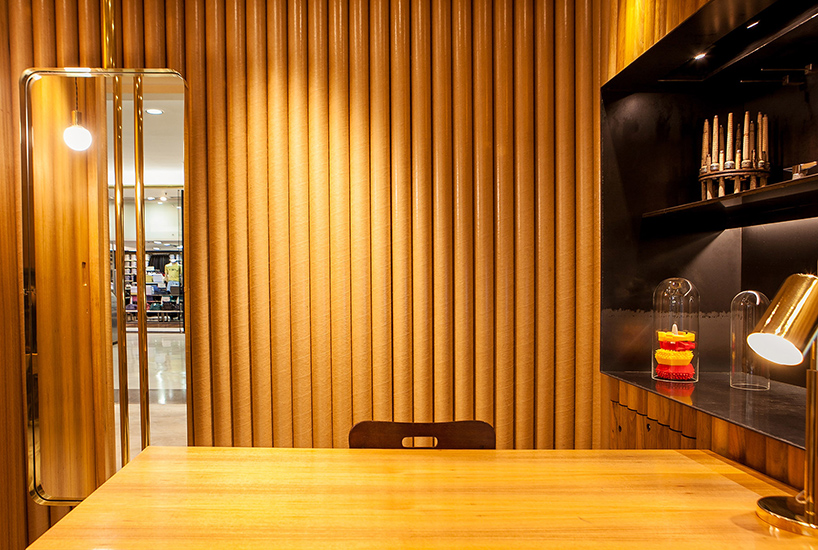 estúdio chão wraps são paulo jewelry store in wood, brass + cardboard