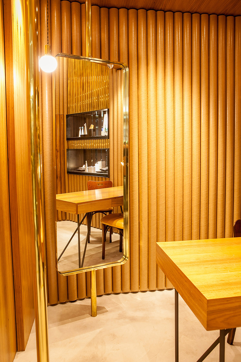 estúdio chão wraps são paulo jewelry store in wood, brass + cardboard