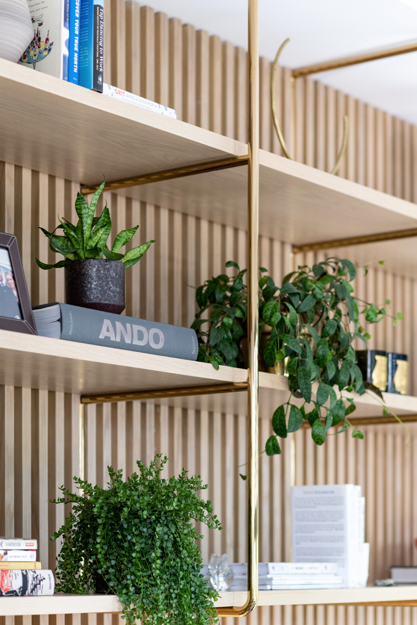 an abundance of daylight, neutral colours and wood adorn the room and balance the visual elements together, just as one needs to do between work and relaxation.