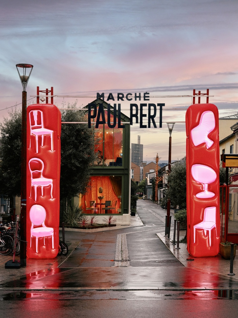 Una escultura inflable reinventa las antigüedades como expresión paradójica del icónico mercadillo de París